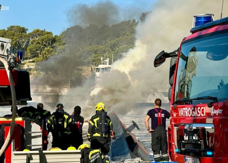 Video+Foto: U Makarskoj izgorjela 35 metara duga jahta čiji je vlasnik iz Širokog Brijega