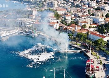 Video+Foto: U Makarskoj izgorjela 35 metara duga jahta čiji je vlasnik iz Širokog Brijega