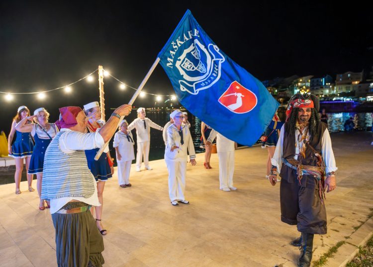 FOTO: Održan prvi Međunarodni ljetni turistički karneval u Neumu