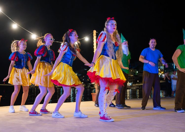 FOTO: Održan prvi Međunarodni ljetni turistički karneval u Neumu