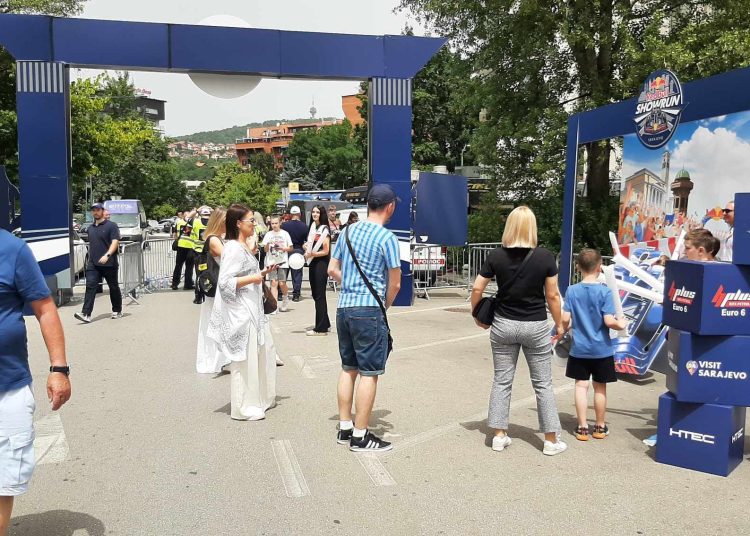 Sve spremno za spektakl u Sarajevu: Bolid Formule 1 danas na ulicama Sarajeva, upravljat će slavni David Coulthard