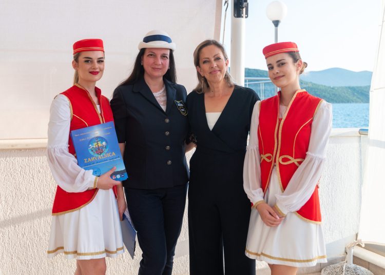 FOTO: Održan prvi Međunarodni ljetni turistički karneval u Neumu