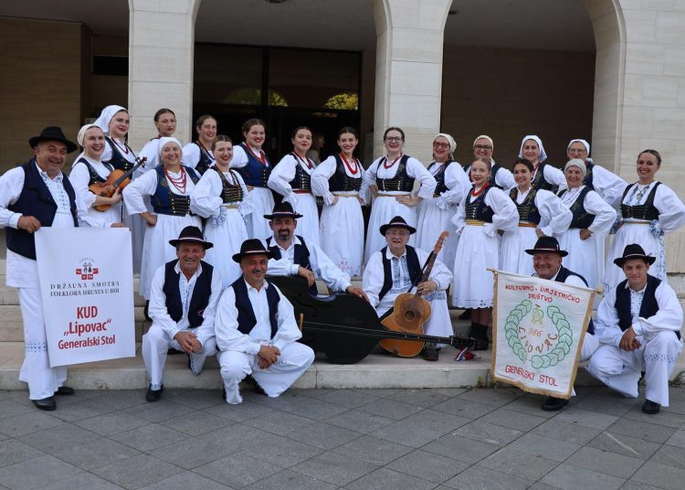 FOTO: Kulturno-umjetnička društva prezentirala bogatstvo izvornog folklora Hrvata u BiH