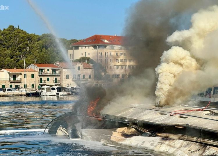 Video+Foto: U Makarskoj izgorjela 35 metara duga jahta čiji je vlasnik iz Širokog Brijega
