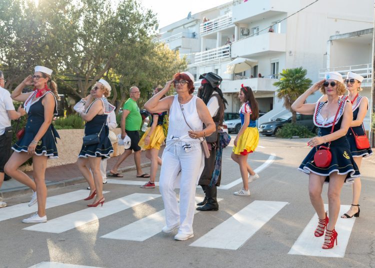 FOTO: Održan prvi Međunarodni ljetni turistički karneval u Neumu