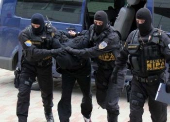 SIPA u akciji u Mostaru pronašla mitraljez, automatske puške, “zolju”, ručne bombe, 5.500 eura… Uhićena jedna osoba