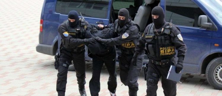 SIPA u akciji u Mostaru pronašla mitraljez, automatske puške, “zolju”, ručne bombe, 5.500 eura… Uhićena jedna osoba