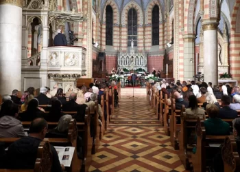 Mladići upali u sarajevsku katedralu tijekom mise i uzviknuli “Bajram barećula”