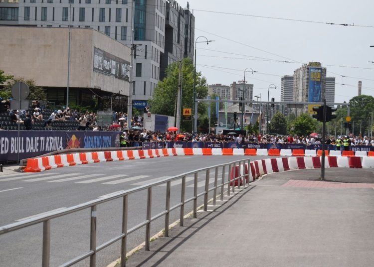 Sve spremno za spektakl u Sarajevu: Bolid Formule 1 danas na ulicama Sarajeva, upravljat će slavni David Coulthard