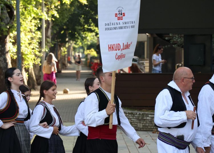 FOTO: Kulturno-umjetnička društva prezentirala bogatstvo izvornog folklora Hrvata u BiH