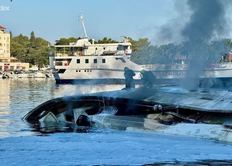 Video+Foto: U Makarskoj izgorjela 35 metara duga jahta čiji je vlasnik iz Širokog Brijega