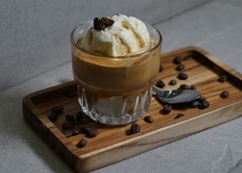 Ledena kava od vanilije sa sladoledom idealno je piće za vruće dane