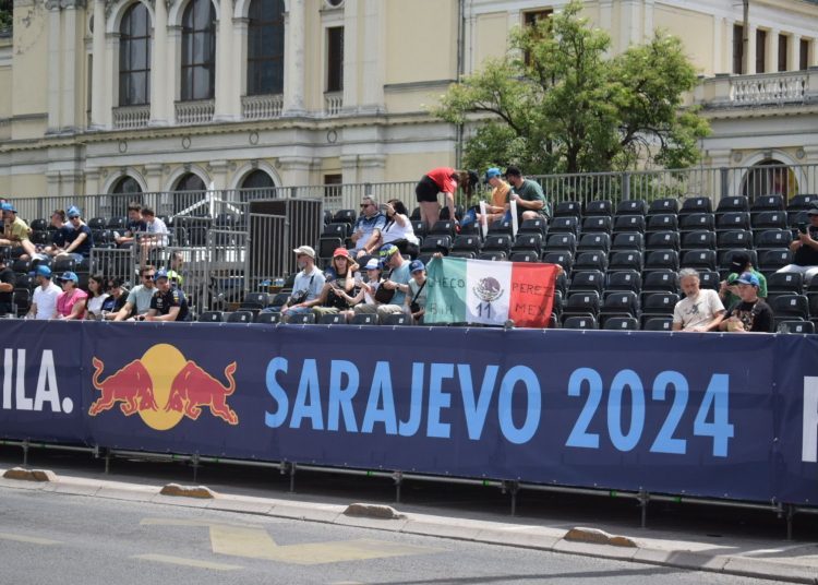 Sve spremno za spektakl u Sarajevu: Bolid Formule 1 danas na ulicama Sarajeva, upravljat će slavni David Coulthard