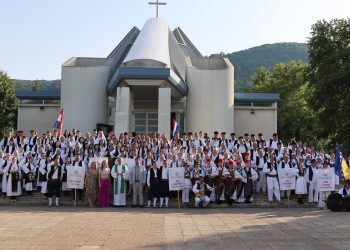 FOTO: Kulturno-umjetnička društva prezentirala bogatstvo izvornog folklora Hrvata u BiH