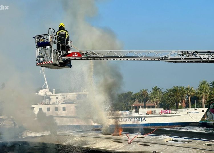 Video+Foto: U Makarskoj izgorjela 35 metara duga jahta čiji je vlasnik iz Širokog Brijega