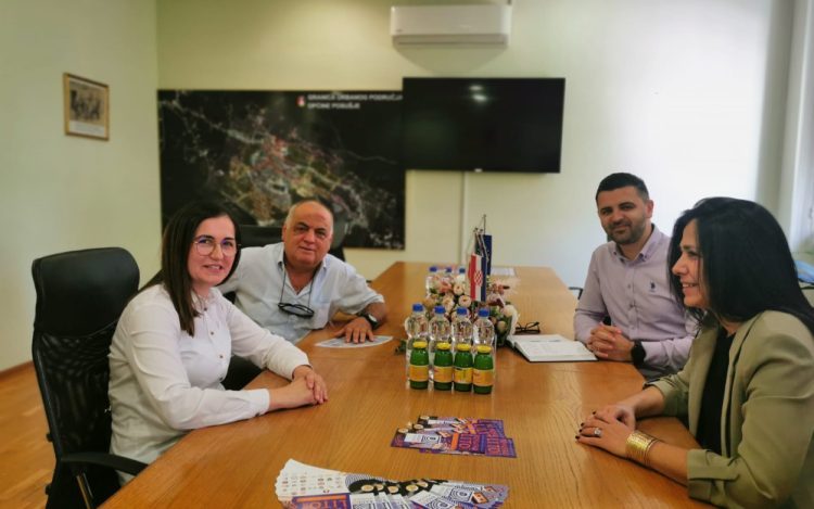 Pet djevojaka odlazi u Afriku, mjesec dana bit će na ispomoći sirotištu u Beninu