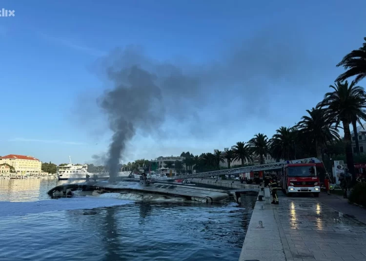 Video+Foto: U Makarskoj izgorjela 35 metara duga jahta čiji je vlasnik iz Širokog Brijega