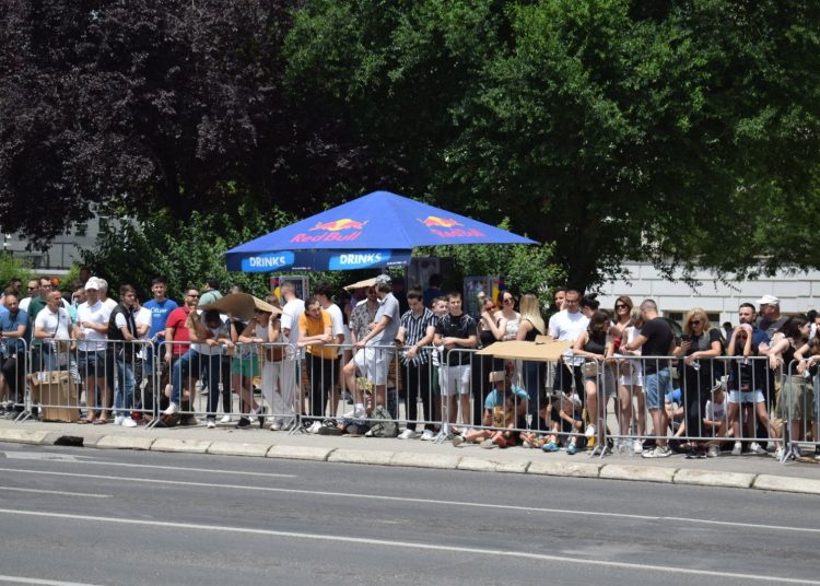 Sve spremno za spektakl u Sarajevu: Bolid Formule 1 danas na ulicama Sarajeva, upravljat će slavni David Coulthard