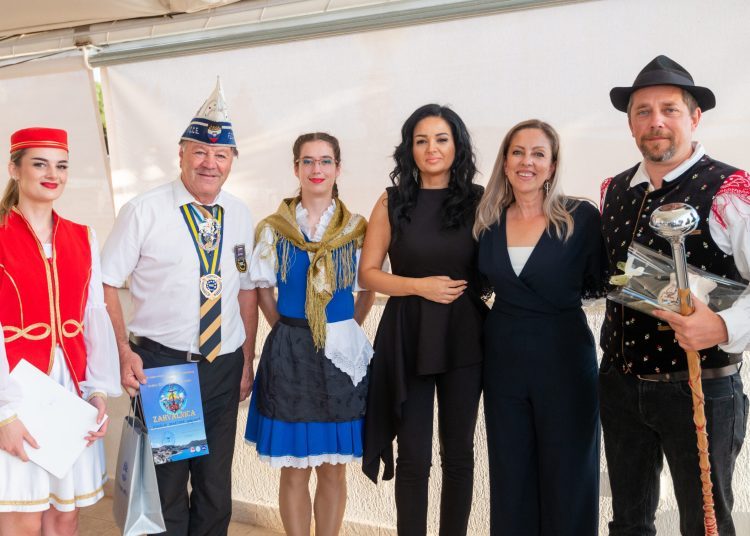 FOTO: Održan prvi Međunarodni ljetni turistički karneval u Neumu