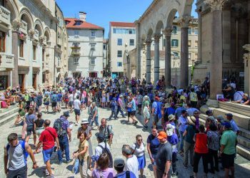 Muškarac i žena iz BiH pljačkali turiste po Splitu, ukupno ‘zaradili‘ 12.000 eura