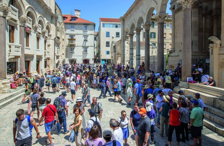 Muškarac i žena iz BiH pljačkali turiste po Splitu, ukupno ‘zaradili‘ 12.000 eura