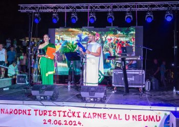 FOTO: Održan prvi Međunarodni ljetni turistički karneval u Neumu