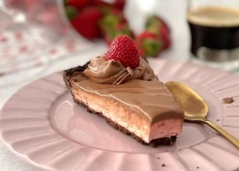 Kolač s kremom od jagoda i čokolade: Savršen spoj okusa i tekstura u finom desertu