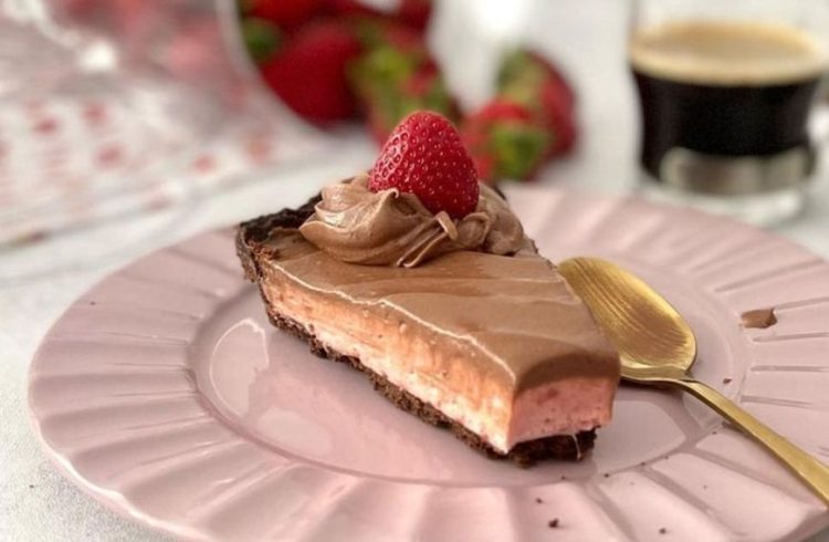 Kolač s kremom od jagoda i čokolade: Savršen spoj okusa i tekstura u finom desertu