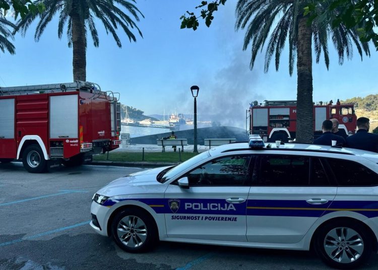 Video+Foto: U Makarskoj izgorjela 35 metara duga jahta čiji je vlasnik iz Širokog Brijega