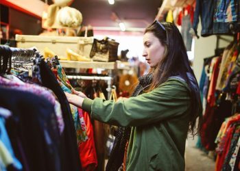 Kupnja korištene odjeće i obuće sve popularnija i u BiH, cijene od jedne do desetak KM…