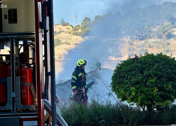 Video+Foto: U Makarskoj izgorjela 35 metara duga jahta čiji je vlasnik iz Širokog Brijega