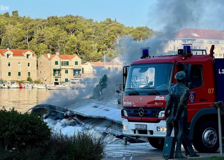 Video+Foto: U Makarskoj izgorjela 35 metara duga jahta čiji je vlasnik iz Širokog Brijega