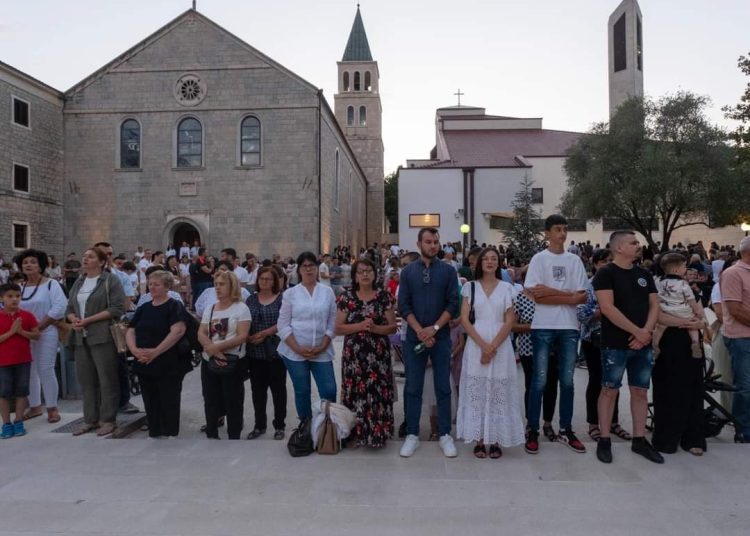 Veliki broj vjernika na uočnicu i blagdan sv. Ante na Humcu (FOTO)