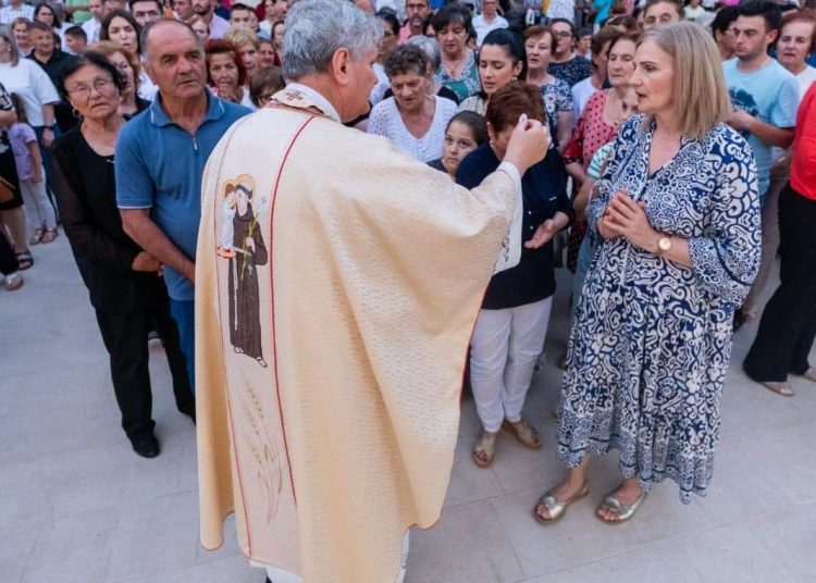 Veliki broj vjernika na uočnicu i blagdan sv. Ante na Humcu (FOTO)