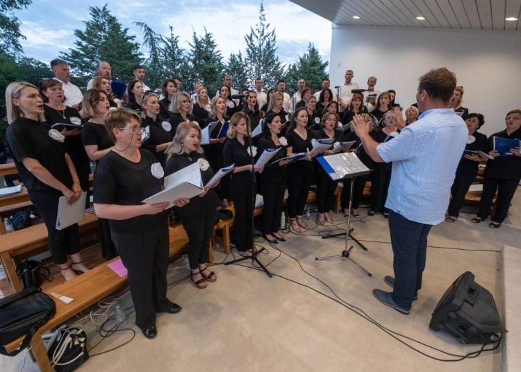 Veliki broj vjernika na uočnicu i blagdan sv. Ante na Humcu (FOTO)