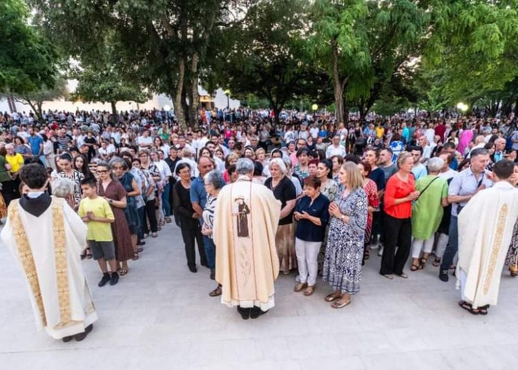 Veliki broj vjernika na uočnicu i blagdan sv. Ante na Humcu (FOTO)