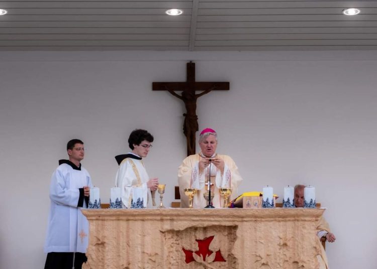 Veliki broj vjernika na uočnicu i blagdan sv. Ante na Humcu (FOTO)