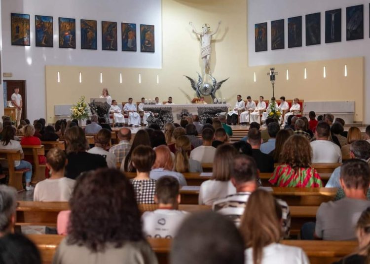 Veliki broj vjernika na uočnicu i blagdan sv. Ante na Humcu (FOTO)