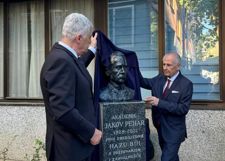 Čović nazočio predstavljanju knjige akademika Mladena Bevande i otvaranju biste akademiku Jakovu Peharu