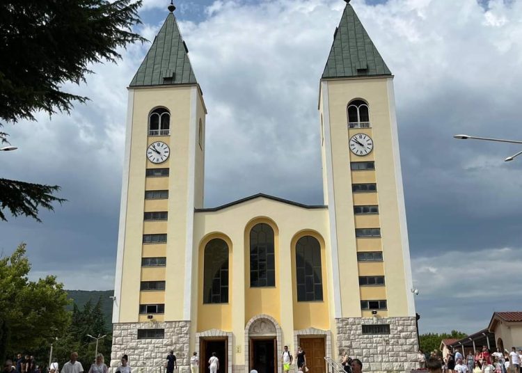 Rijeke hodočasnika slijevaju se u Međugorje (FOTO)