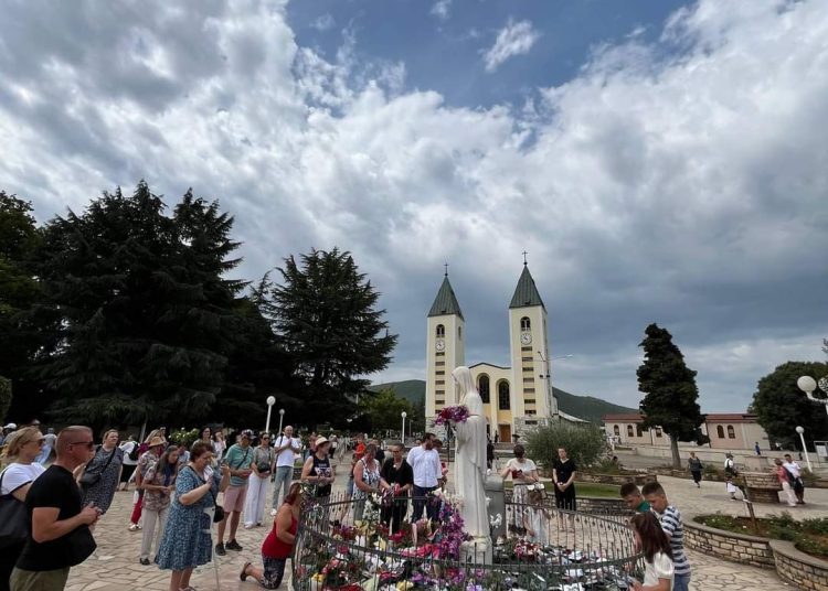 Rijeke hodočasnika slijevaju se u Međugorje (FOTO)