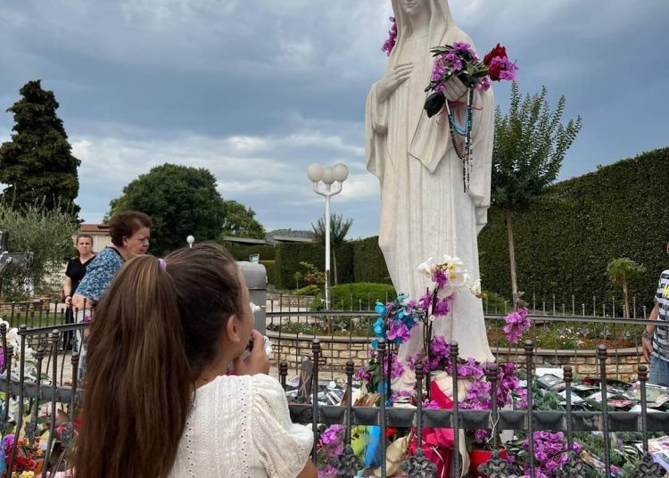 Rijeke hodočasnika slijevaju se u Međugorje (FOTO)