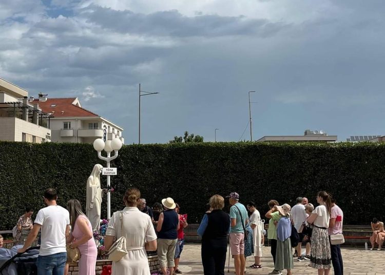 Rijeke hodočasnika slijevaju se u Međugorje (FOTO)