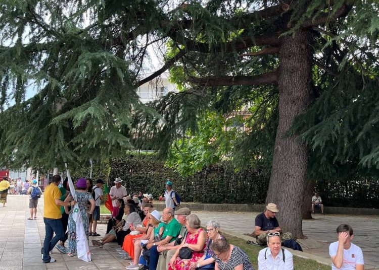 Rijeke hodočasnika slijevaju se u Međugorje (FOTO)