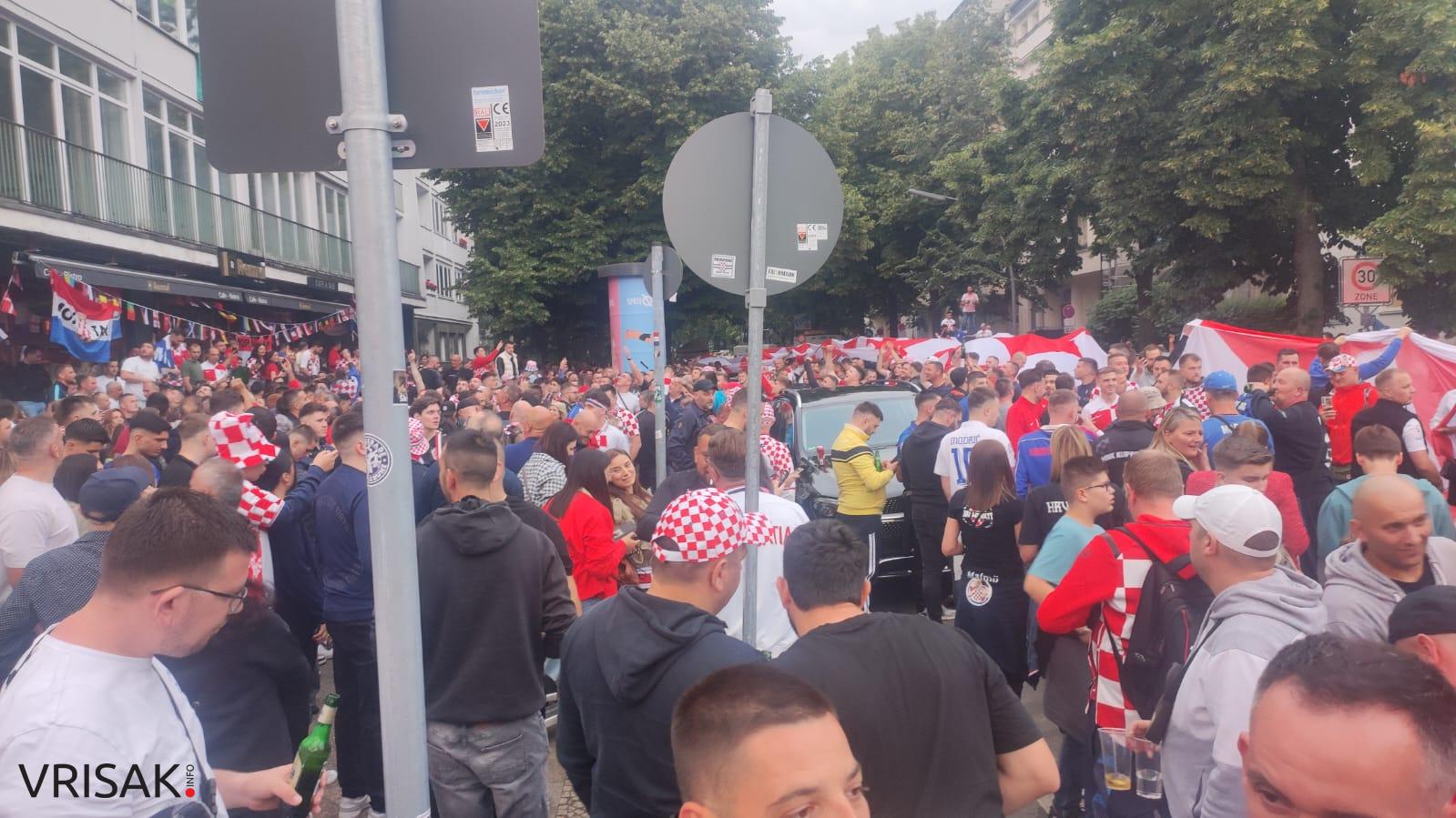Ludnica na ulicama Berlina, Hrvati okupirali grad (FOTO i VIDEO)