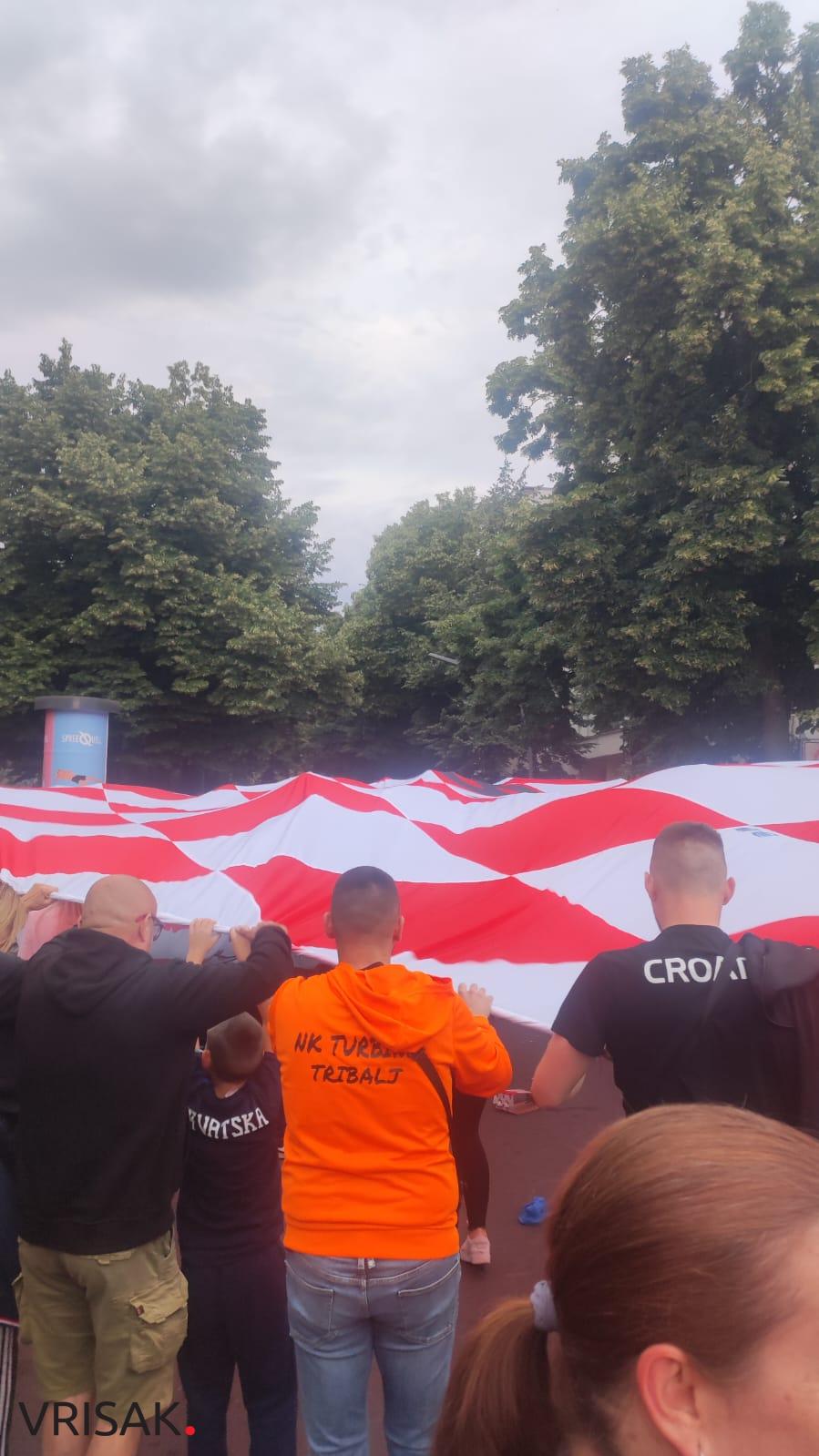 Ludnica na ulicama Berlina, Hrvati okupirali grad (FOTO i VIDEO)