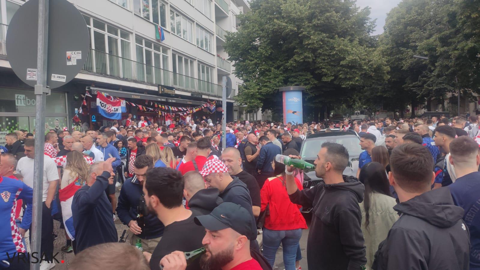 Ludnica na ulicama Berlina, Hrvati okupirali grad (FOTO i VIDEO)