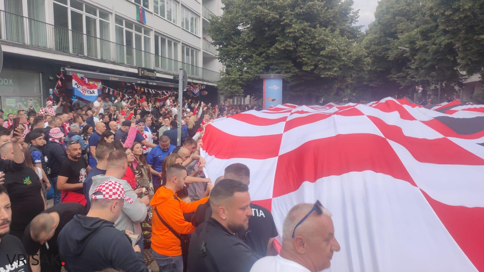 Ludnica na ulicama Berlina, Hrvati okupirali grad (FOTO i VIDEO)
