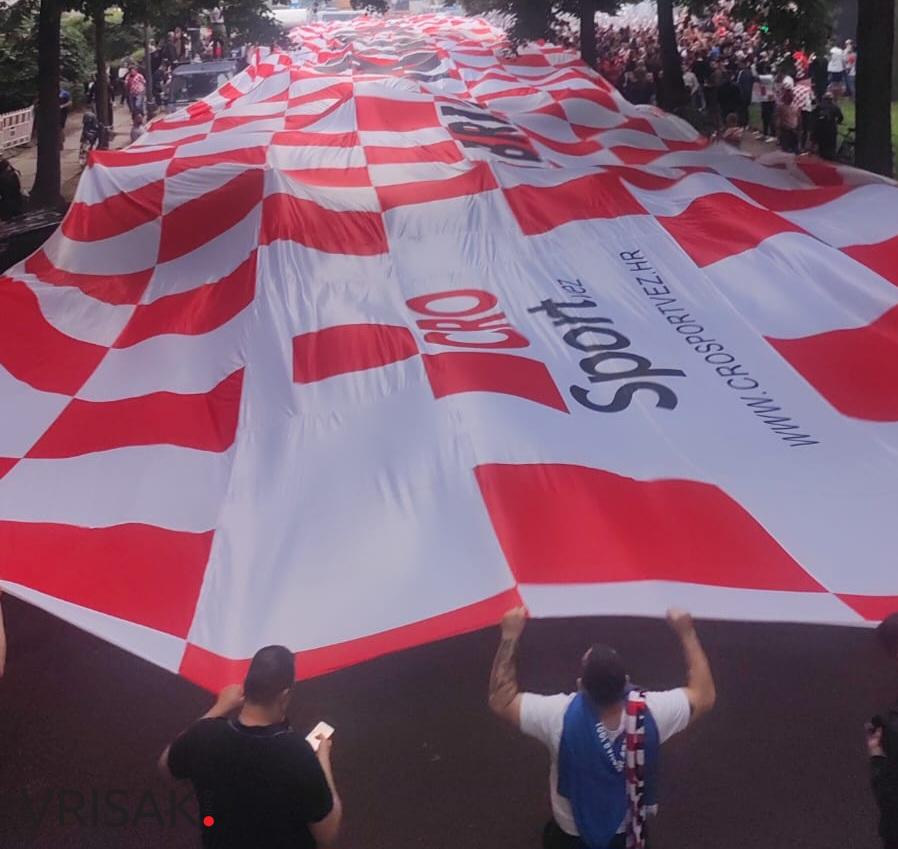 Ludnica na ulicama Berlina, Hrvati okupirali grad (FOTO i VIDEO)