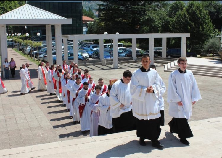 Svećeničko ređenje u mostarskoj katedrali